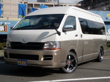トヨタ ハイエース200グランドキャビン １０人乗りグランドキャビン、当社最安値にて登場！！！この車を見ていると社員旅行に行きたくなるのは私だけでしょうか！？