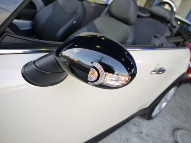 人気のカラー「ペッパーホワイト」のコンバーチブルです。 -BMWミニ COOPER S CONVERTIBLE-