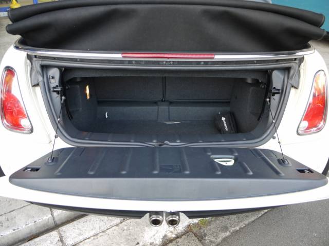 人気のカラー「ペッパーホワイト」のコンバーチブルです。 -BMWミニ COOPER S CONVERTIBLE-