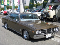 グロリア2000GL 希少２ドアハードトップ入庫!!丸目４灯・ドアミラー・低い車高にクレーガーとばっちりツボを押さえてます!!