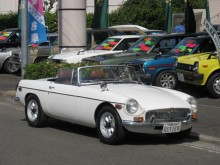 MG B 77年式ベースのメッキコンバージョンモデル!数年前にNZにてレストア歴ありのしっかりとした車両です!幌良し!!ハードトップも有!!