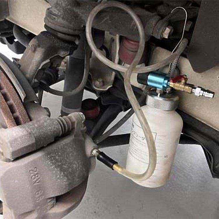 ハイエースのブレーキオイル交換