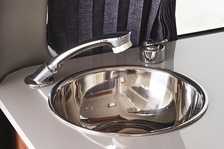 シンクつきの使い勝手のいいキッチンカウンター