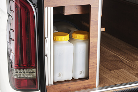 12Lの給水・排水タンクはシンク下に