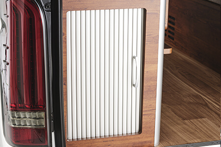 タンクの入れ替えも楽々!車外での洗い物も可能な位置