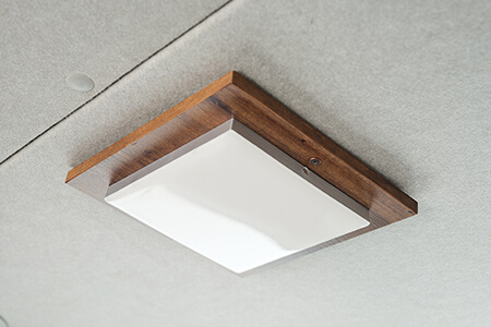 照明は温かみのあるウッドをあしらったデザイン