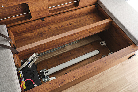 テーブルは専用の収納スペースに