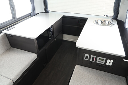 シンクつきの使い勝手のいいキッチンカウンター