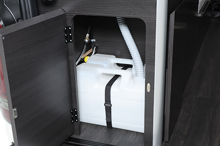 給水・排水タンクはシンク下に