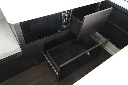 テーブルはシート下に収納可