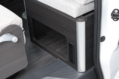 シート下収納と、車外で使いやすいコンセント
