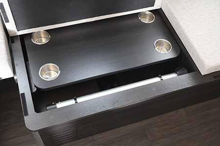 テーブルはシート下に収納