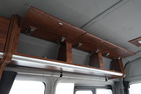 上部収納棚(運転席側後部)