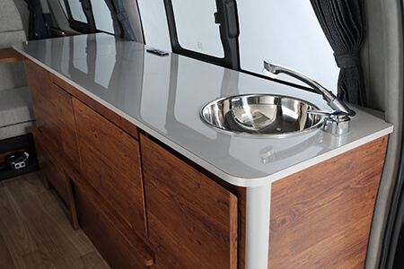 シンクつきの使い勝手のいいキッチンカウンター