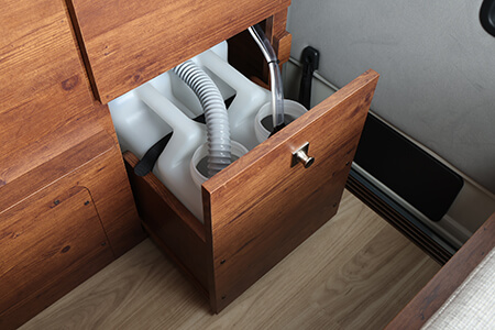 給水・排水タンクは取り出しやすい引
き出しに収納