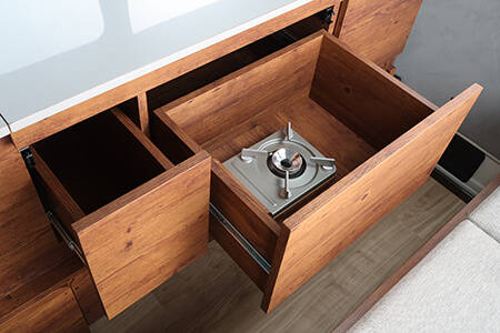 調理が楽しめるカセットコンロつき（オプションで右の引き出し位置に電子レンジを設置可能）
