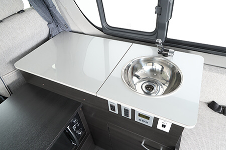 シンクつきの使い勝手のいいキッチンカウンター