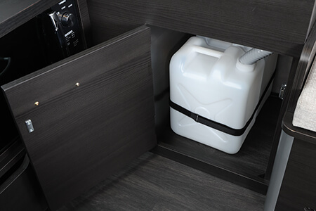 10Lの給水・排水タンクはシンク下に