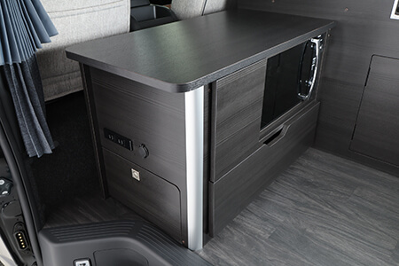 キッチン前には便利な収納兼テーブル（電子レンジはオプション）