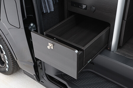 引き出しは車外からでも出し入れが可能な造りに