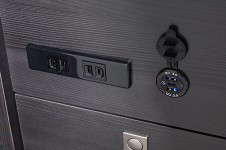 車外でも使いやすい位置にコンセントとUSB電源を配置