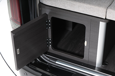 バックドア側のシート下収納は、車外からでも出し入れが可能