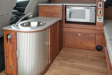 シンクつきの使い勝手のいいキッチンカウンター