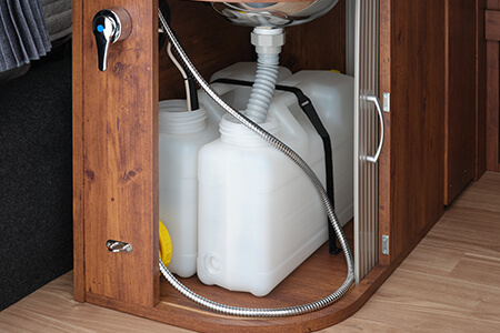 給水・排水タンクはシンク下に