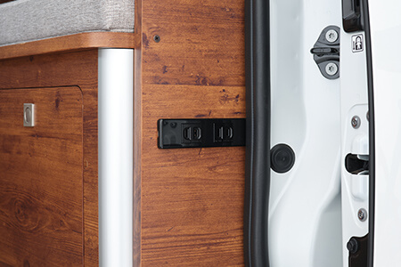 車外でも使いやすい位置にコンセントとUSB電源