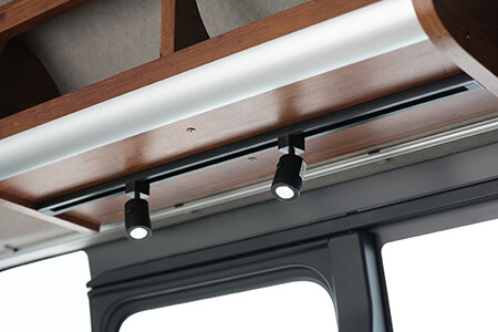 キッチンカウンター上には自由に位置を変えられるレールライト