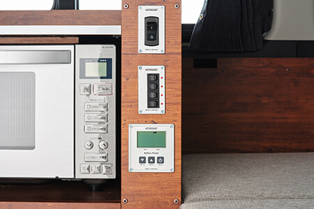 照明スイッチやデジタルバッテリー残量計など(電子レンジはオプション)