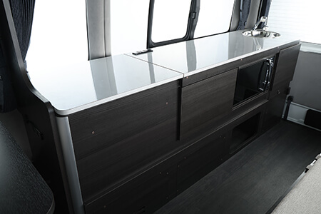 シンクつきの使い勝手のいいキッチン
カウンター（電子レンジはオプション）