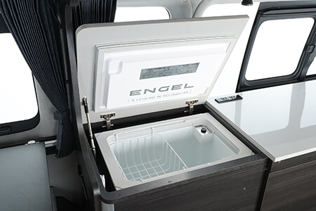 温度調節も可能な40L の大容量冷蔵庫