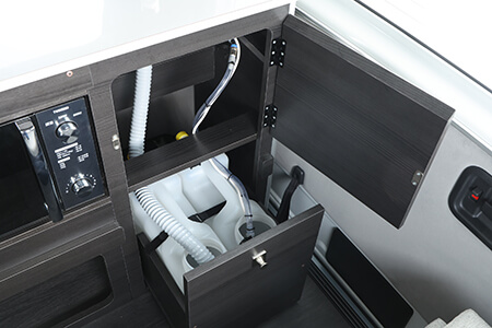 給水・排水タンクは取り出しやすい引き出しに収納