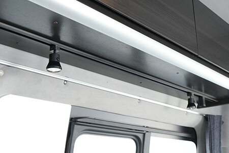 キッチンカウンター上には自由に位置を変えられるレールライト