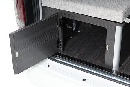 バックドア側のシート下収納は、車外からでも出し入れが可能