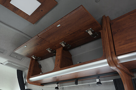 調味料や缶詰を収納できるキッチンカ
ウンター上収納