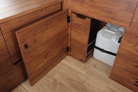 給水・排水タンクはシンク下に