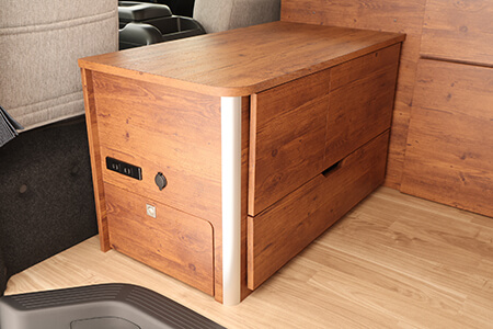 キッチン前には便利な収納兼テーブル