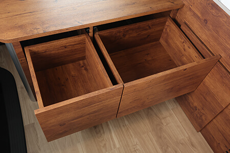 収納力抜群の引き出し（オプションで右の引き出し位置に電子レンジを設置可能）