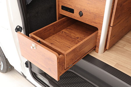 車外からでも出し入れが可能な造りに