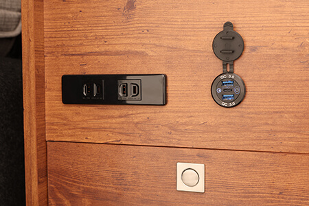 車外でも使いやすい位置にコンセント
とUSB電源