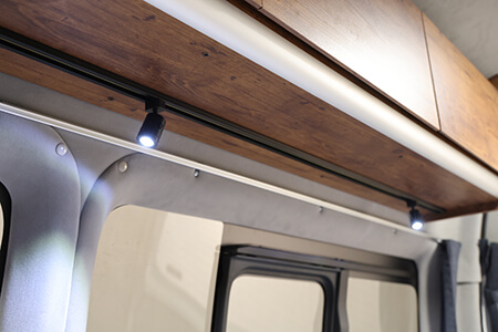 キッチンカウンター上には自由に位置
を変えられるレールライト