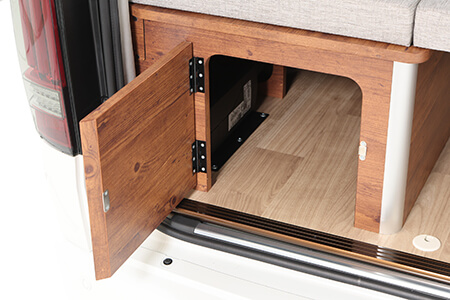 バックドア側のシート下収納は、車外
からでも出し入れが可能