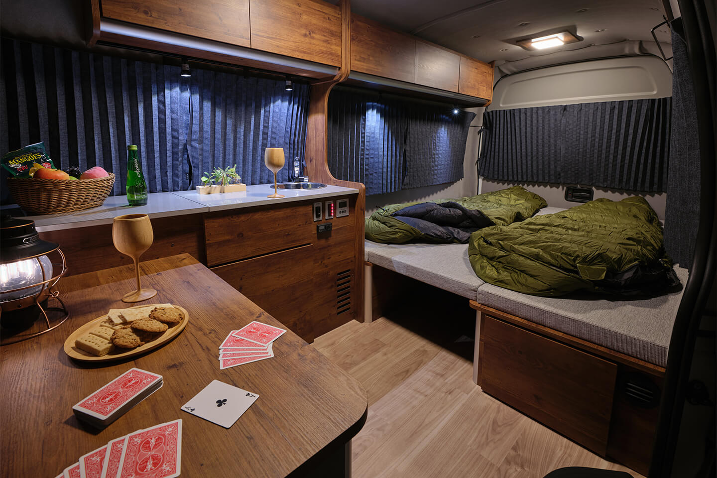 ハイエースを手軽にキャンピングカーに変身させる魔法のキット「Van Life kit For HIACE」の魅力を紹介します。 - FAIRGROUND