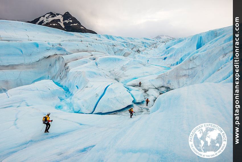 2013年 チリ・パタゴニアの氷河を進むTeam EASY WIND（PHOTO：PatagonianExpeditionRace）