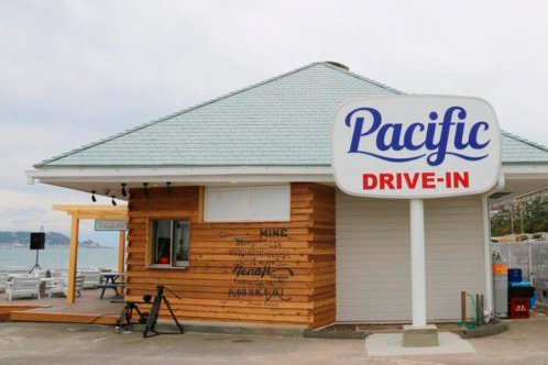 七里ガ浜の人気カフェ「Pacific DRIVE-IN」のロゴも冨安さんのデザイン。（引用：http://sankofa.jp/より）