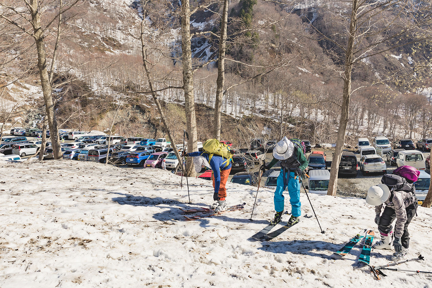 猿倉荘駐車場の脇からスキーを履いて登り始める