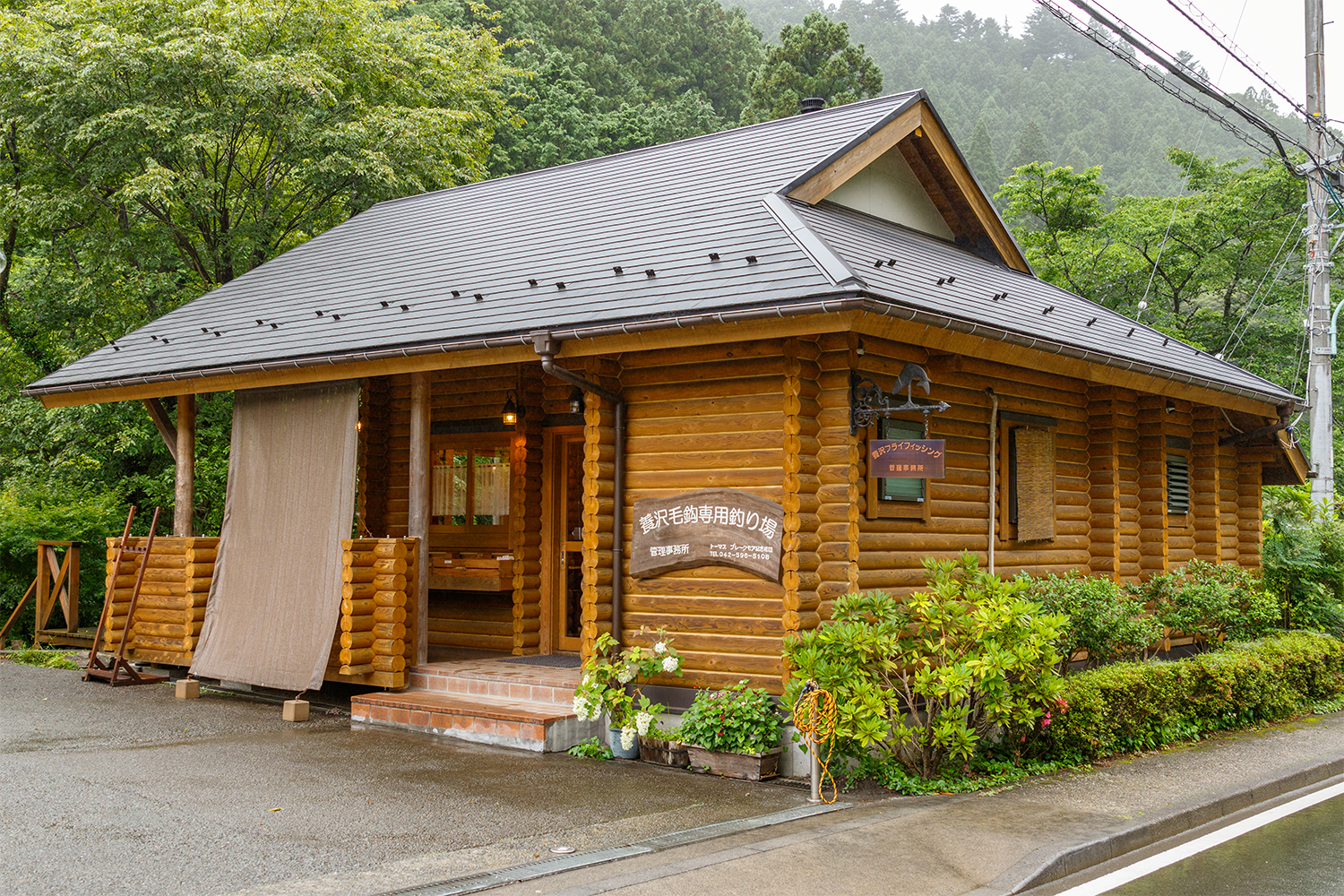 ウッディな作りの養沢毛鉤専用釣場の受付小屋