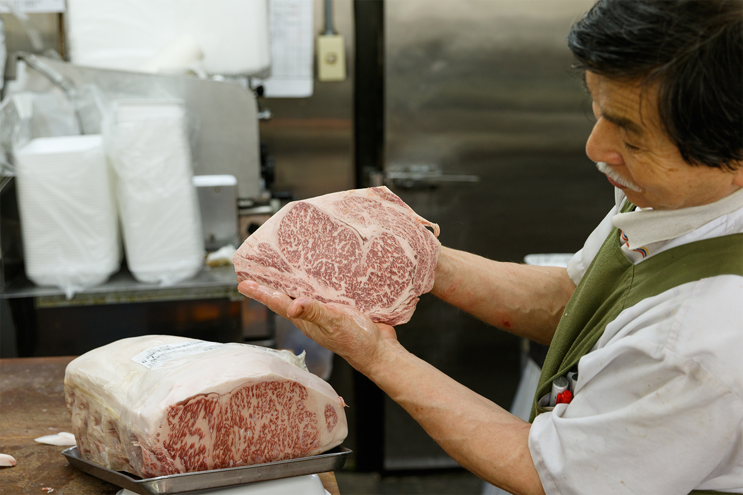 「すばらしいだろう」と自慢げに肉を見せてくれた私市さん（弟）